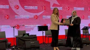 MHP’nin 8 Mart Programında “Yılın Annesi” Ödülü Erzurum’dan Olcay Anne’ye