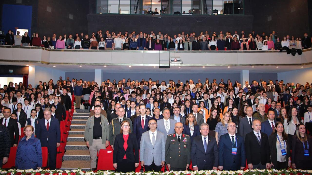 İzmir’de TÜBİTAK 2204-B Bölge Ödülleri Sahiplerini Buldu